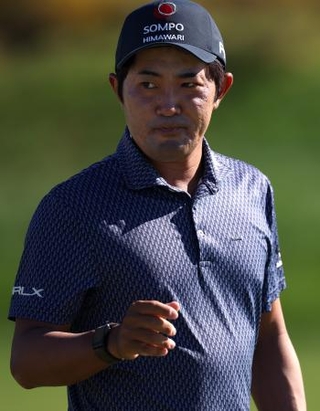 　観客の声援に応える金谷拓実＝ブラックデザート・リゾートＧＣ（ゲッティ＝共同）