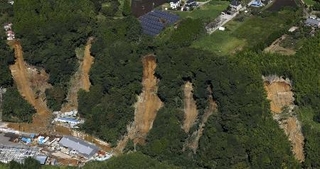 　台風２５号の影響による大雨で土砂が崩れた千葉県長柄町＝９月２２日
