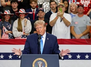 　米オハイオ州デイトン郊外バンダリアで演説するトランプ大統領＝３日（共同）
