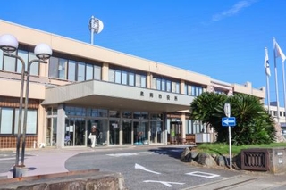 　大阪府泉南市役所＝２日