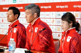 　記者会見する日本選手団の井上康生団長（中央）ら＝４日午前、名古屋市