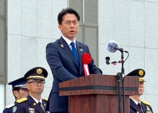　陸上自衛隊高等工科学校の記念式典で訓示する小泉防衛相＝４日午前、神奈川県横須賀市