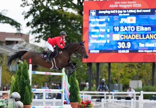 　障害馬術個人Ｂ決勝　競技する佐藤英賢＝馬事公苑