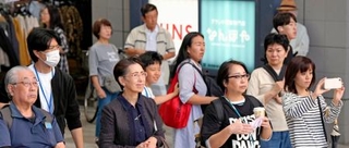 　横浜市長選が告示され、候補者の街頭演説を聞く人たち＝４日午後、横浜市