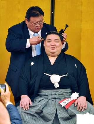 　断髪式で師匠の追手風親方から最後のはさみを入れられる元幕内大翔鵬＝４日、東京・両国国技館