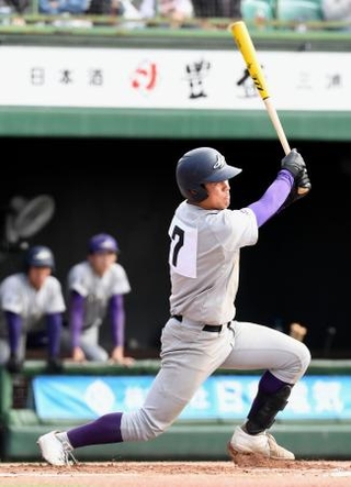 　横浜戦のタイブレークの８回、花巻東・赤間が適時二塁打を放つ＝弘前市運動公園野球場