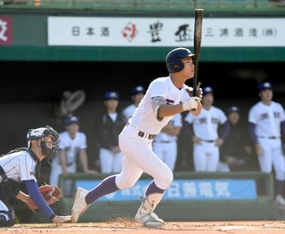 　健大高崎戦の１回、３ランを放つ天理・関村＝弘前市運動公園野球場