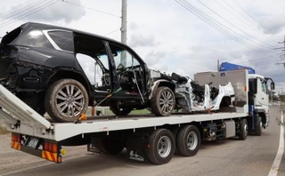 　「ヤード」から押収される盗難車＝４日午前、茨城県古河市