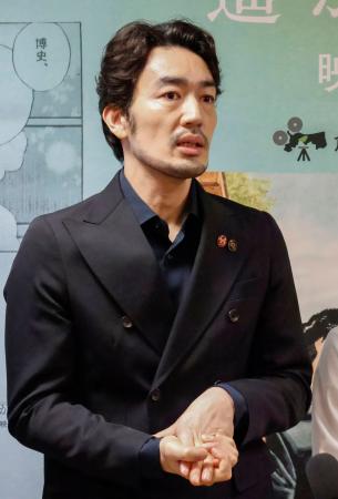 　映画「遥かな町へ」の完成披露試写会後、取材に応じる主演の大谷亮平さん＝４日午後、鳥取県倉吉市