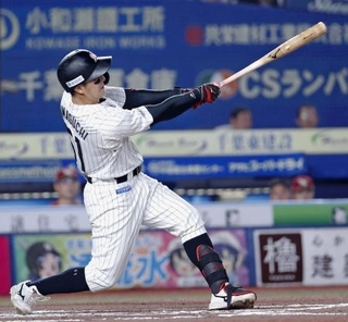 　６回ロッテ無死、山口が左中間に２打席連続本塁打を放つ＝ＺＯＺＯマリン