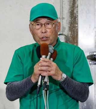 　山口県上関町長選で再選が決まり、支援者らにあいさつする西哲夫氏＝４日夜、上関町