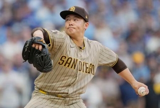 　ブルワーズ戦の６回途中から２番手で登板したパドレス・松井＝ミルウォーキー（ＡＰ＝共同）