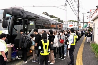 　ＪＲ長浦駅前で姉ケ崎駅行きの代行バスを待つ人たち＝５日午前、千葉県袖ケ浦市
