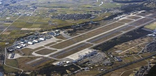 　小松空港。手前はターミナルビル、左は航空自衛隊小松基地＝２０２１年１１月、石川県小松市