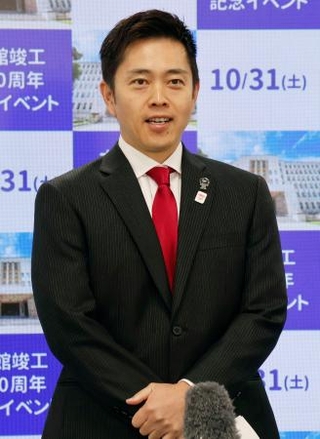 　記者団の取材に応じる大阪府の吉村洋文知事＝５日午後、大阪府庁