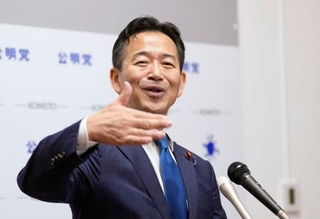 　記者団の取材に応じる公明党の岡本代表＝５日午後、国会