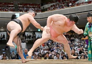 　幕内トーナメントの決勝で宇良（右）を攻める若元春。上手投げで制し、初優勝を果たした＝両国国技館