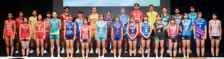 　バレーボール大同生命ＳＶリーグの開幕に向けた記者会見に出席した各チーム男女の選手たち＝５日、東京都千代田区
