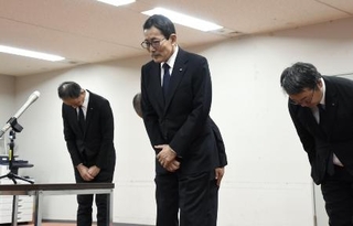　国交省関東運輸局で船舶の使用停止命令書の交付を受け、謝罪する東海汽船の山崎潤一社長（中央）＝２日午後、横浜市