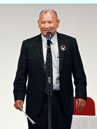 　日本ラグビー協会の記念フォーラムであいさつする日本代表のジョーンズ・ヘッドコーチ＝５日、東京都内