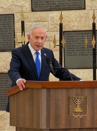 　追悼式で演説するイスラエルのネタニヤフ首相＝５日、エルサレム（共同）