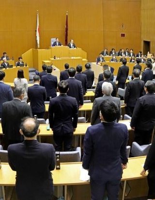 　核兵器禁止条約の再検討会議に関し、日本政府に向けた意見書を全会一致で可決した広島県議会の本会議＝６日午前