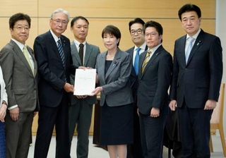 　拉致被害者家族会代表の横田拓也さん（右から２人目）、事務局長の飯塚耕一郎さん（同５人目）、自民党の古屋圭司拉致議連会長（同６人目）らから報告書を受け取る高市首相（中央）＝６日午前、首相官邸