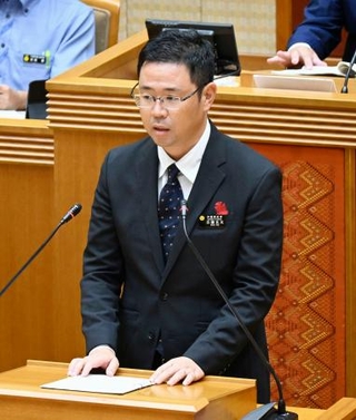 　沖縄県議会本会議で所信表明をする古謝玄太知事＝６日午前