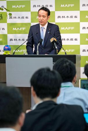 　閣議後に記者会見する簗農相＝６日午前、農水省