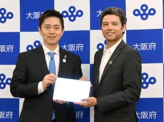 　締結式で撮影に応じる大阪府の吉村洋文知事（左）と米グーグルのマグワイア氏＝６日、大阪市