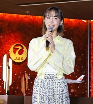 　改修された日航の国内線ラウンジに立つ俳優の井桁弘恵さん＝６日午前、羽田空港
