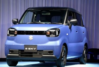 　スズキが発売する軽自動車ＥＶ「ｅ　ＳＫＹ（イースカイ）」＝６日午前、東京都新宿区