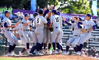 　天理を破って初優勝を決め、喜ぶ花巻東の選手たち＝弘前市運動公園野球場