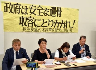 　警察庁担当者と面会後、国会内で記者会見する民間団体「長生炭鉱の水非常を歴史に刻む会」のメンバーら＝６日午後