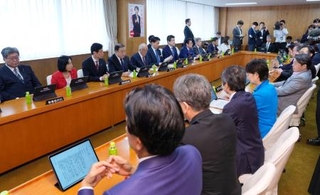　自民党総務会＝６日午前、東京・永田町の党本部