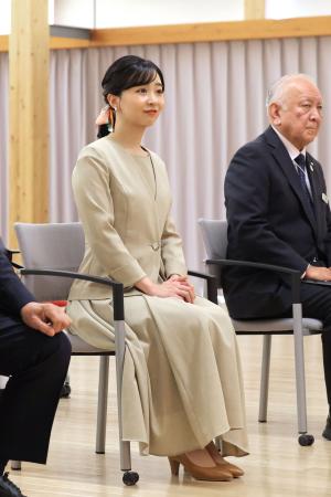 　和知人形浄瑠璃を鑑賞される佳子さま＝６日午後、京都府京丹波町（代表撮影）