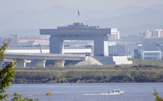　中朝鴨緑江大橋の北朝鮮側で整備が進む新施設＝７日、中国遼寧省丹東から撮影（共同）