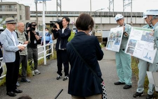 　千葉豪雨で冠水したアンダーパスを視察し、自治体担当者から説明を受ける政府の有識者検討会メンバーら＝７日午前、千葉市
