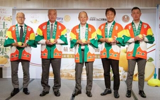 　台北市で開いた発表会で青森県産リンゴを手にアピールする、県りんご対策協議会の大場勉会長（中央）ら＝７日（共同）