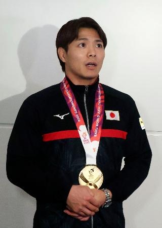 　柔道の世界選手権から帰国し、取材に応じる阿部一二三＝７日、羽田空港