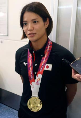 　柔道の世界選手権から帰国し、取材に応じる阿部詩＝７日、羽田空港