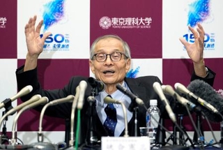 　ノーベル化学賞に決まり、記者会見する☆合憲三（そあい・けんそう）・東京理科大名誉教授＝７日午後１０時２９分、東京都新宿区（注）☆は石ヘンに峡の旧字体のツクリ