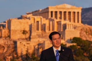 　７日、ギリシャの首都アテネで演説するルビオ米国務長官（ＡＰ＝共同）