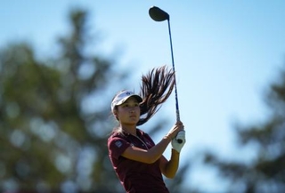 　８月、カナダで開催された米女子ゴルフのツアー大会でティーショットを放つ選手＝エドモントン（カナダ通信・ＡＰ＝共同）