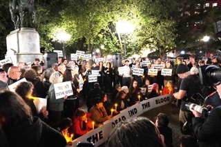 　イスラム組織ハマスの奇襲による犠牲者を追悼するユダヤ系団体の集会参加者ら＝７日、米ニューヨーク・マンハッタン（共同）