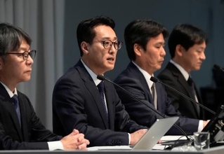 　記者会見するプルデンシャル生命保険の得丸博充社長（左から２人目）ら＝８日午後、東京都内