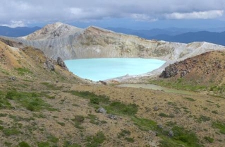 　草津白根山の湯釜火口＝２０１３年８月、群馬県草津町