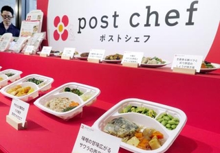 　日本郵便が手がける宅配サービスの冷凍食のメニュー＝８日午前、東京都千代田区