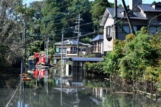 　台風２５号の影響で川の沿岸の盛り土が崩れ、浸水が長期化している千葉県酒々井町の宅地＝８日午後