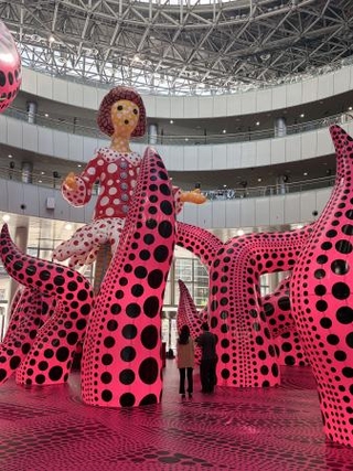 　東京・台場のテレコムセンタービルに展示されている草間弥生さんの巨大バルーン作品＝８日